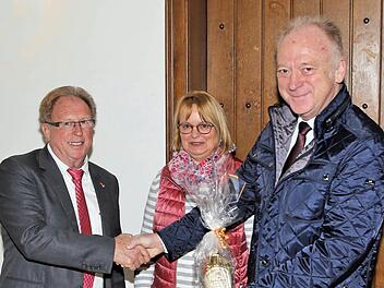 Gastgeschenke tauschten Bürgermeister Helmut Blank (rechts) und der Zweite Bürgermeister von Stenay, Daniel Leger, beim Empfang im Rathaus aus. In der Mitte Maria Knauff, die Vorsitzende des Partnerschaftskomitees. Foto: Dieter Britz