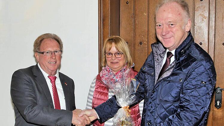 Gastgeschenke tauschten Bürgermeister Helmut Blank (rechts) und der Zweite Bürgermeister von Stenay, Daniel Leger, beim Empfang im Rathaus aus. In der Mitte Maria Knauff, die Vorsitzende des Partnerschaftskomitees. Foto: Dieter Britz