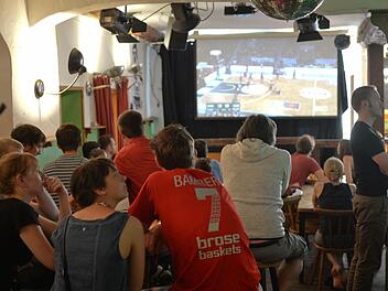 Übertragungen des ersten Finalspiels gegen Ulm sind auch in der Stadt, wo Deutschlands Basketballherz schlagen soll, schwer zu finden. In der Sandstraße fieberten einige Fans mit - im "Stilbruch"... Foto: Ronald Rinklef