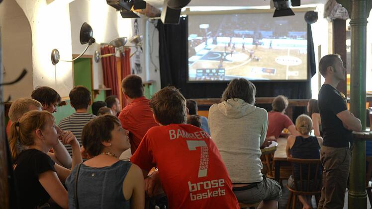 Übertragungen des ersten Finalspiels gegen Ulm sind auch in der Stadt, wo Deutschlands Basketballherz schlagen soll, schwer zu finden. In der Sandstraße fieberten einige Fans mit - im "Stilbruch"... Foto: Ronald Rinklef