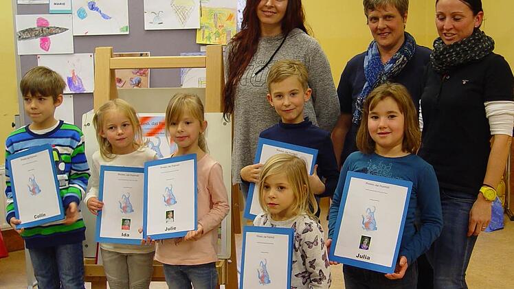 Elsa Zaibert (hinten von links), Elisabeth Kinalele und Alexandra Fürst mit dem Kinderautorenteam.  Foto: Brigitta Kempe-Wolf