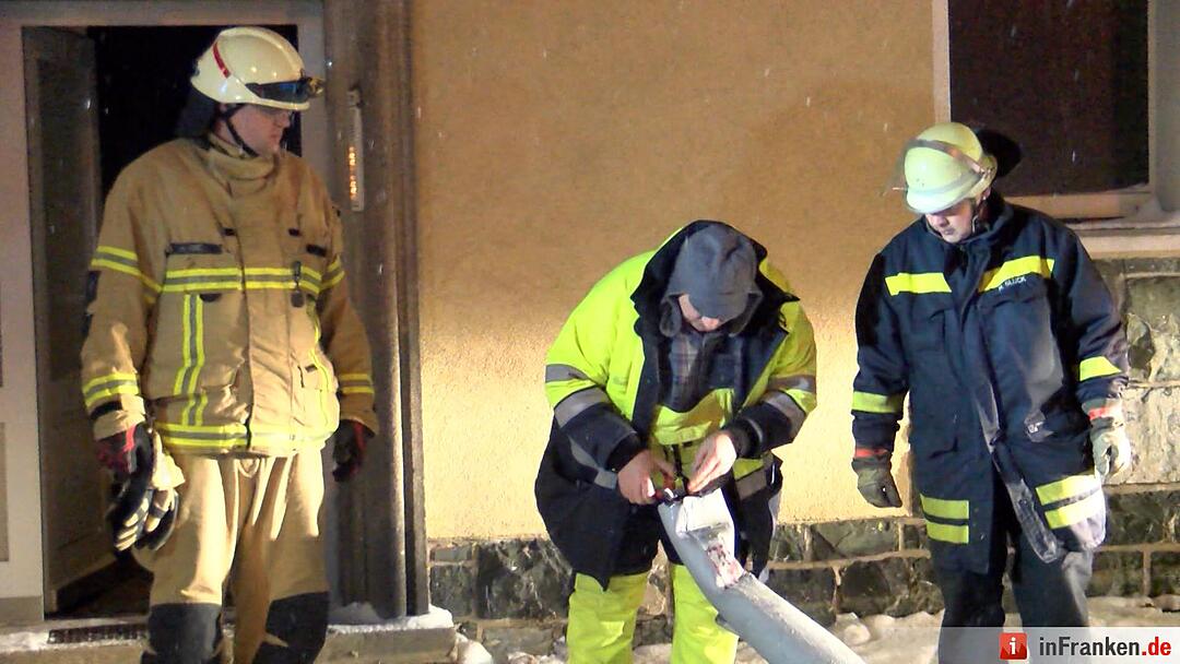 Winterliche Straßenverhältnisse sorgen für geborstene Fensterscheiben - Brummifahrer rutscht in Laterne - Straßenbeleuchtung kracht in Mehrfamilienhaus
