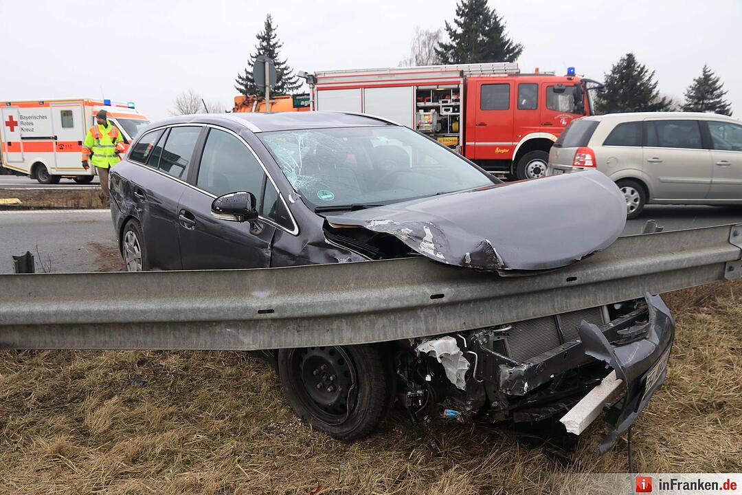 Auto kracht  auf der A73 am Bamberger Kreuz in Baustellenanhänger und Leitplankec