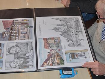 Die ersten Ansichten des neuen Bildbands durften in der Braustube Heller begutachtet werden.  Fotos: Bernhard Panzer