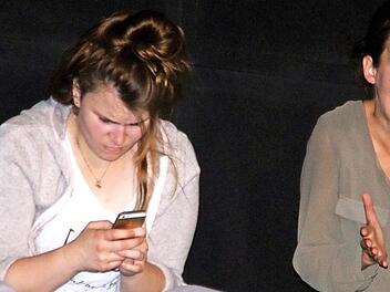 Die Stimmung zwischen Tochter Julia (Jessica Baumgarten, oberes Bild, oben) und ihrer Mutter (Madeleine Weiler) ist super - bis Julia sich im Social-Media-Sumpf verliert. - Julia lebt nach exzessivem Smartphone-Gebrauch irgendwann in ihrer eigenen Welt. Die Mutter ist verzweifelt (unteres Bild).  Fotos: Mario Deller