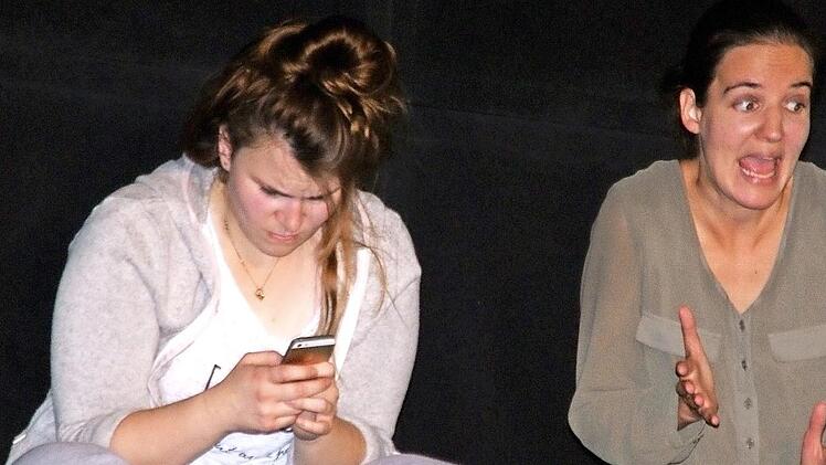 Die Stimmung zwischen Tochter Julia (Jessica Baumgarten, oberes Bild, oben) und ihrer Mutter (Madeleine Weiler) ist super - bis Julia sich im Social-Media-Sumpf verliert. - Julia lebt nach exzessivem Smartphone-Gebrauch irgendwann in ihrer eigenen Welt. Die Mutter ist verzweifelt (unteres Bild).  Fotos: Mario Deller
