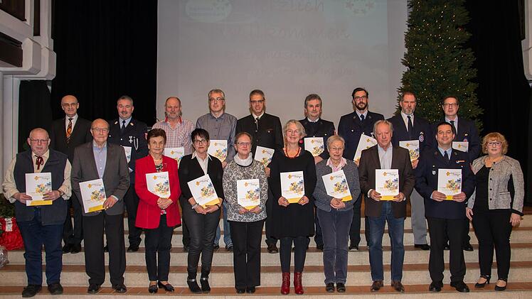 101 ehrenamtlich tätige Frauen und Männer erhielten die Bayerische Ehrenamtskarte in Gold und die Dankurkunde des Landkreises. Unser Bild zeigt Geehrte aus ganz verschiedenen Bereichen aus Haßfurt, Königsberg, Hofheim, Sylbach, Humprechtshausen, Ebern, Unterschwappach, Fürnbach, Untermerzbach und Reichmannshausen sowie Landrat Wilhelm Schneider (hinten, links) und Monika Strätz-Stopfer, Leiterin des Koordinierungszentrums Bürgerschaftliches Engagement am Landratsamt (vorne, rechts).Ulrike Langer