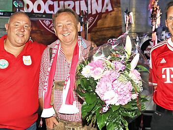 Gründungsmitglied Pankraz Schick (Mitte), bis 2017 durchgehend in der Vorstandschaft, stand bei den "Red United"-Ehrungen im Mittelpunkt. Hier wird "Panki" flankiert vom amtierenden Vorstands-Duo Veit Dathe (links) und Thomas Kolloch.  Foto: Bertram Wagner