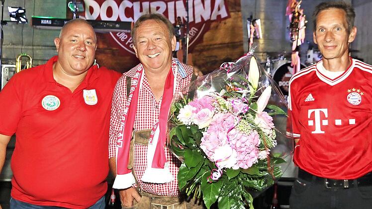 Gründungsmitglied Pankraz Schick (Mitte), bis 2017 durchgehend in der Vorstandschaft, stand bei den "Red United"-Ehrungen im Mittelpunkt. Hier wird "Panki" flankiert vom amtierenden Vorstands-Duo Veit Dathe (links) und Thomas Kolloch.  Foto: Bertram Wagner