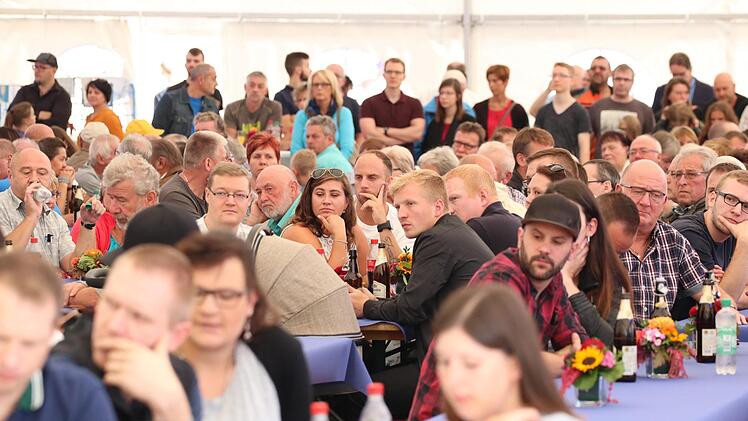 fast 500 Arbeitsplätze bietet der Betrieb Paul & Co in Oberwildflecken. Zum Familienfest bei der Präsentation der fast abgeschlossenen Baustelle waren viele von ihnen gekommen. Fotos: Sebastian Schmitt-Matthea