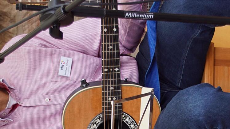 Bernhard Schurig, eigentlich pädagogischer Mitarbeiter beim VHS-Kreisverband, überzeugte als Solo-Musiker.Sabine Weinbeer