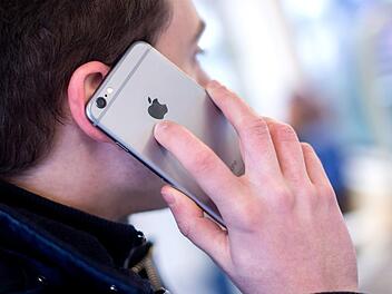 Langbindende Handyvertr&auml;ge k&ouml;nnten bald der Vergangenheit angeh&ouml;ren. Symbolfoto: Hauke-Christian Dittrich/dpa