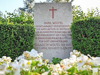 Ehrengrab von Hans Wölfel im Bamberger Friedhof Foto: Ronald Rinklef
