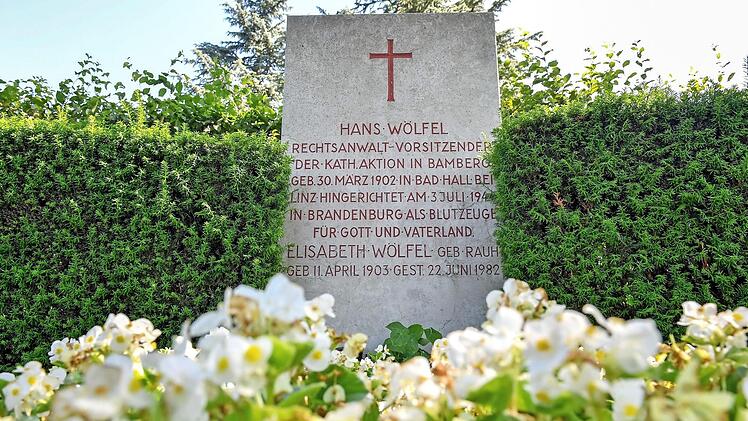 Ehrengrab von Hans Wölfel im Bamberger Friedhof Foto: Ronald Rinklef