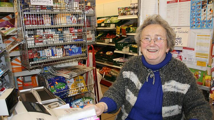 Hedwig Löffler sitzt mit 86 immer noch an der Kasse und freut sich darüber, dass die Familientradition von ihrem Enkel fortgesetzt wird.Veronika Schadeck
