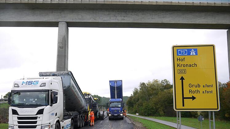 Die Bauarbeiten f&uuml;r die Fahrbahnsanierung laufen auf Hochtouren.- Foto: Berthold K&ouml;hler