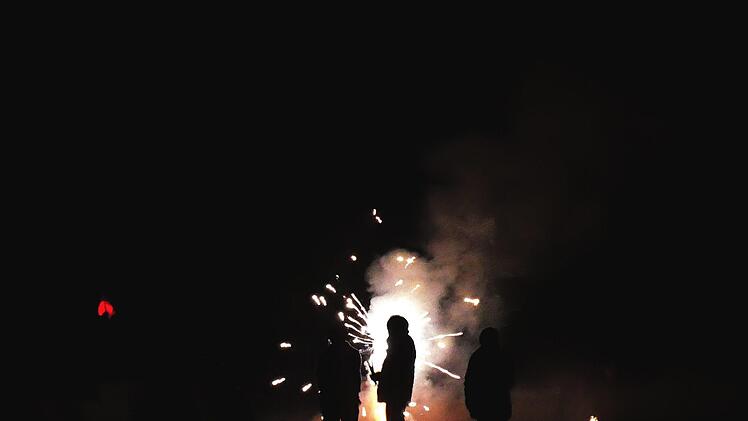 Viele Menschen sind vom Feuerwerk fasziniert. Heike Beudert