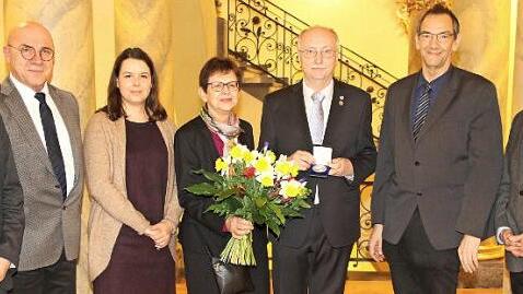 Hubert Joppich hat sich um die Stadt Coburg verdient gemacht und wurde mit der Stadtmedaille in Silber ausgezeichnet (von links): Carsten Höllein, stellvertretender Awo-Kreisvorsitzender Harald Dütsch, Tochter Andrea, Ehefrau Ingrid, Hubert Joppich, Thomas Nowak und Rolf Grube vom Stadtjugendamt.  Fotos: Desombre