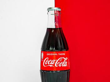 Wenige Mega-Konzerne dominieren den Lebensmittel-Markt und generieren eine Illusion einer Auswahl: Hätten Sie gewusst, hinter welchen unzähligen Markennamen der Coca-Cola-Konzern steckt? Symbolfoto: Laura Chouette/Unsplash.com.