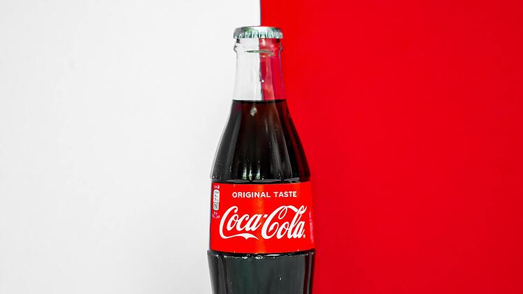 Wenige Mega-Konzerne dominieren den Lebensmittel-Markt und generieren eine Illusion einer Auswahl: Hätten Sie gewusst, hinter welchen unzähligen Markennamen der Coca-Cola-Konzern steckt? Symbolfoto: Laura Chouette/Unsplash.com.