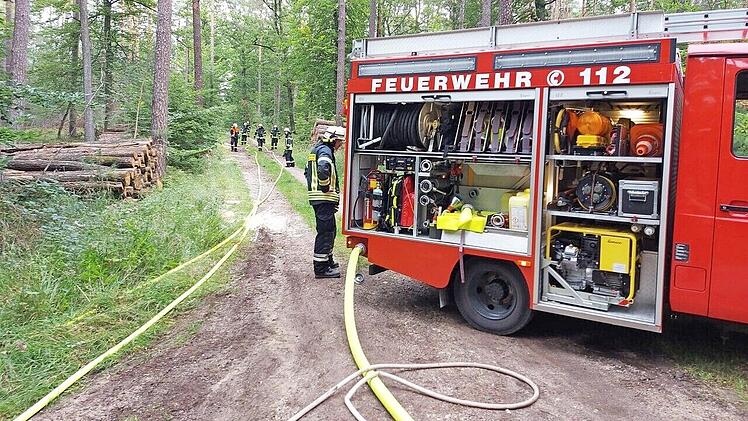 Geübt wurde auch, wie Wasser über lange Schläuche transportiert werden kann.