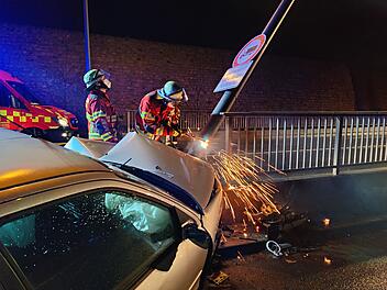 Würzburg: Auto fährt gegen Laterne