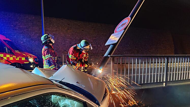 Würzburg: Auto fährt gegen Laterne