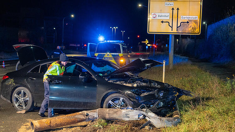 Unfall unter Alkoholeinfluss: Kollision mit Laternenmast