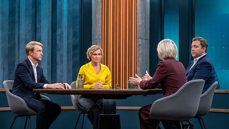 Caren Miosga (zweite von links) diskutierte mit (von rechts) dem Leiter des ARD-Hauptstadtstudios Markus Preiß, der Wirtschaftsexpertin Monika Schnitzer und Vizekanzler Lars Klingbeil vor allem über finanzpolitische Fragen.