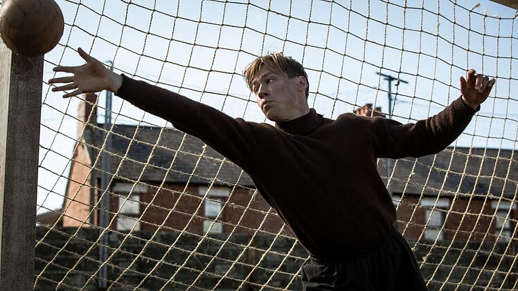Im Mittelpunkt des Kino-Biopics steht Trautmanns (David Kross) Zeit im Gefangenenlager. Bei einem Elfmeterschie&szlig;en dort verspricht er: "Ich halte jeden." Was er auch tat. In seiner Karriere bei Manchester City waren es mehr als 60 Prozent.