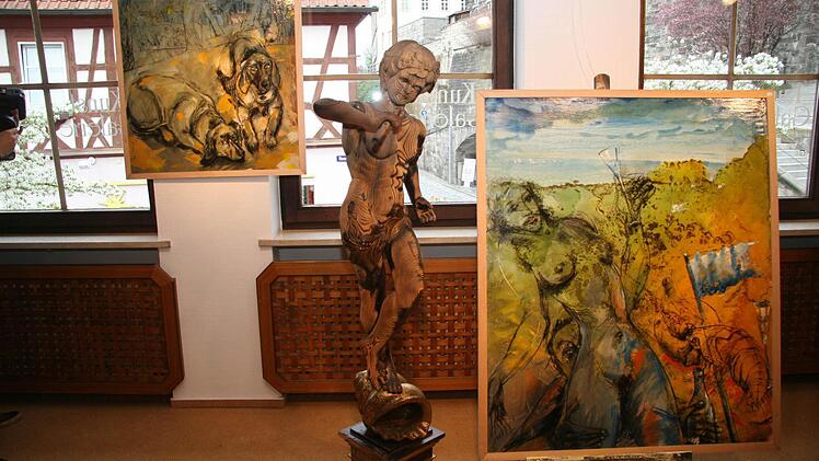 Der Panflötenspieler wurde nach dem Brand vor sechs Jahren aus dem Feuer gerettet - und erhielt eine besondere Patina. In der Ausstellung geht er eine Symbiose mit Horst Böhms Kunstwerken ein.