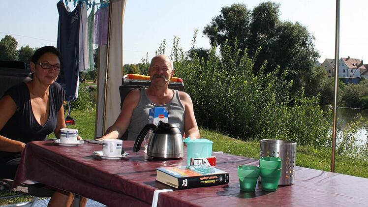 Edgar und Elke Apel kommen schon seit vielen Jahren nach Escherndorf, um hier ihren Urlaub zu verbringen - und genießen jedes Jahr aufs Neue.