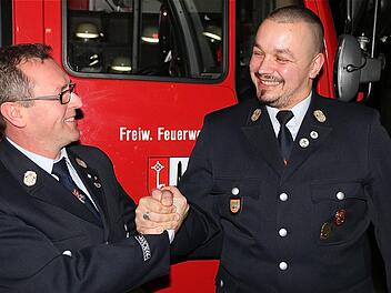 Nach elf Jahren löste der bisherige zweite Kommandant Wolfgang Besler (links) den ersten Kommandanten Stefan Müller in dessen Amt ab.  Foto: Gerd Schaar