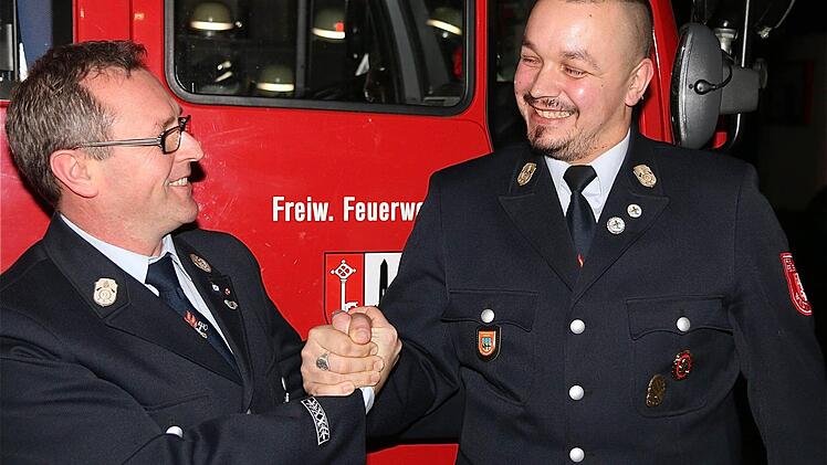 Nach elf Jahren löste der bisherige zweite Kommandant Wolfgang Besler (links) den ersten Kommandanten Stefan Müller in dessen Amt ab.  Foto: Gerd Schaar