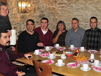 Das erste "Café International" des Freundeskreises Asyl war ein voller Erfolg. Zwei Stunden lang tauschten sich die in Haßfurt lebenden Asylbewerber mit den Organisatoren und Besuchern aus. Hier einige Flüchtlinge sowie Klara Ott (links) und Aysel Obert (fünfte von links) vom Freundeskreis Asyl, Hildegard Wolf von der Caritas-Sozialberatung Asyl (hinten rechts) und Pfarrer Stephan Eschenbacher (vorne rechts).  Foto: Ulrike Langer