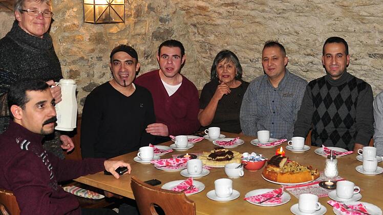 Das erste "Café International" des Freundeskreises Asyl war ein voller Erfolg. Zwei Stunden lang tauschten sich die in Haßfurt lebenden Asylbewerber mit den Organisatoren und Besuchern aus. Hier einige Flüchtlinge sowie Klara Ott (links) und Aysel Obert (fünfte von links) vom Freundeskreis Asyl, Hildegard Wolf von der Caritas-Sozialberatung Asyl (hinten rechts) und Pfarrer Stephan Eschenbacher (vorne rechts).  Foto: Ulrike Langer