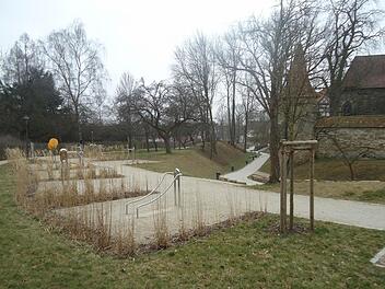 Fertig angelegt ist der Mehrgenerationenpark samt Geräten am Wallgraben an der Südseite des Schlossplatzes. Foto: Stefanie Karl