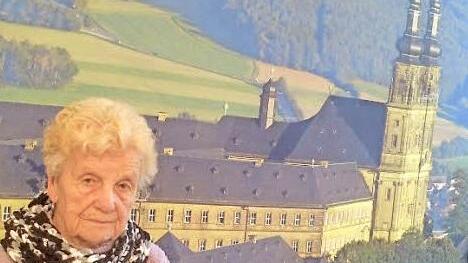 Die 90-jährige Gunda Rohlfs vor einem Bild der Klosteranlage von Banz. Einst hat sie mit ihrem Mann und den Kindern in den historischen Gebäuden gewohnt. Fotos: Heinz Pfuhlmann