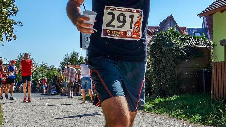 Dan Price wurde 28. des Hauptlaufs. Die Getränkestationen waren bei ihm und den anderen Teilnehmern sehr gefragt. Foto: Patrick Peter