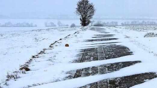 Der Wind sorgte auf den Jurahöhen für schneeverwehte Straßen. Foto: Barbara Herbst