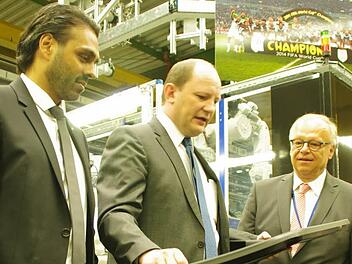 Vor der "Weltmeister-Maschine" - angeschafft während des Fußball-Triumphs 2014 - erklärt Wolfgang Beer, Technischer Leiter der Unternehmensgruppe (M.), die Produktion von Fensterrahmen für Mercedes. Der Vorsitzende der Geschäftsführung, Parag Shah (l.), und Geschäftsführer Wilhelm Wirth informierten zuvor in einem Pressegespräch über die Entwicklung der Unternehmensgruppe. Foto: Marco Meißner