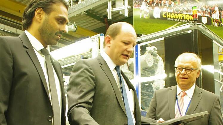 Vor der "Weltmeister-Maschine" - angeschafft während des Fußball-Triumphs 2014 - erklärt Wolfgang Beer, Technischer Leiter der Unternehmensgruppe (M.), die Produktion von Fensterrahmen für Mercedes. Der Vorsitzende der Geschäftsführung, Parag Shah (l.), und Geschäftsführer Wilhelm Wirth informierten zuvor in einem Pressegespräch über die Entwicklung der Unternehmensgruppe. Foto: Marco Meißner