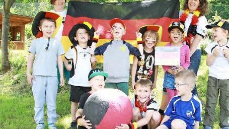 Olé! Das EM-Team-Kleine-Strolche: (von links) Maik, David, Tobias in der ersten Reihe; Michael, Dominik, Fabian, Kira, Shanaya und Moses in der zweiten Reihe und die Trainer Andrea Böhm und Kerstin Hubert  Foto: Carmen Schmitt