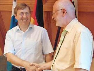 Bürgermeister Wolfgang Rast (r.) gratuliert dem neuen Gemeinderat Wolfgang Rupprecht. Foto: Petra Malbrich