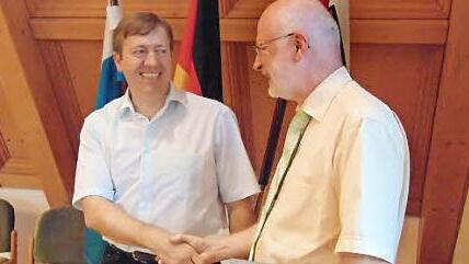 Bürgermeister Wolfgang Rast (r.) gratuliert dem neuen Gemeinderat Wolfgang Rupprecht. Foto: Petra Malbrich