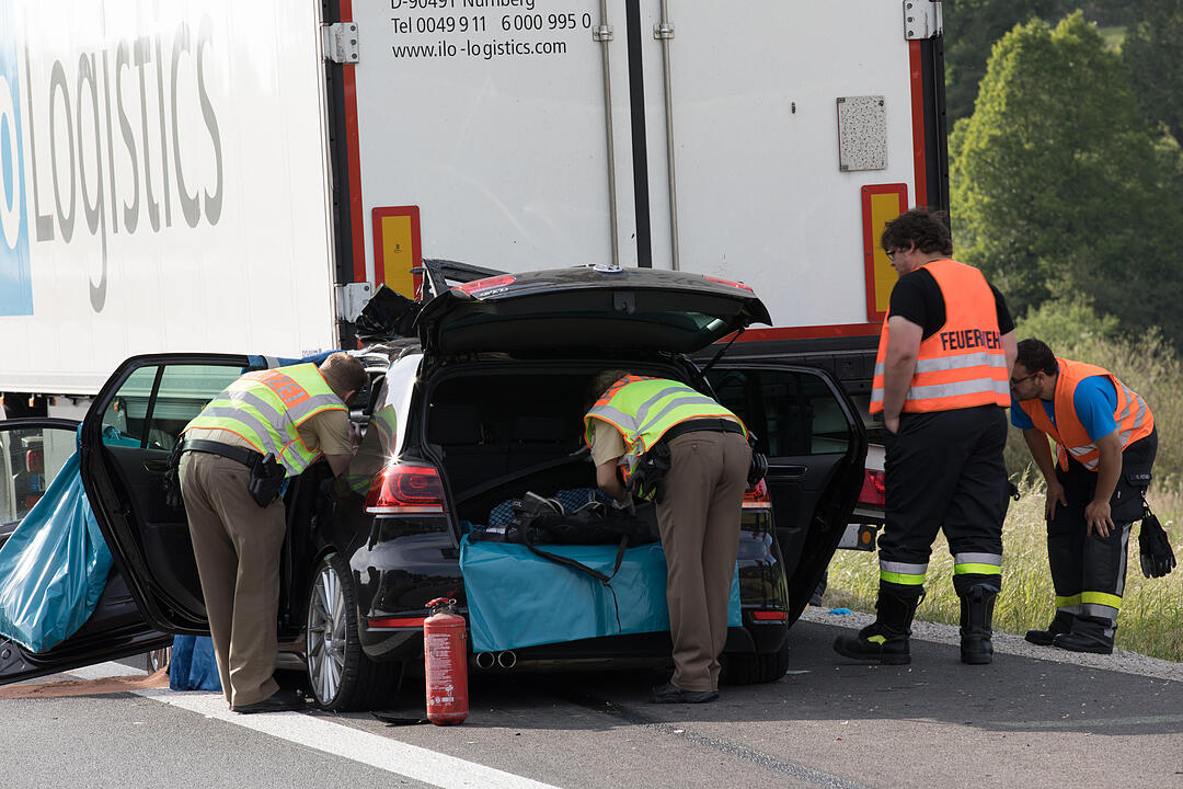 Vom Lkw mitgeschleift – Autofahrer auf A9 bei Greding lebensgefährlich verletzt