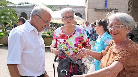 Helmut Fischer kontrollierte die Taschen der Besucher.  Foto: Heike Beudert