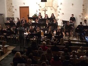 Die BigBand unter der Leitung von Barbara Bieber beim Weihnachtskonzert des Franz-Miltenberger-Gymnasiums Bad Brückenau.Rudolf Will