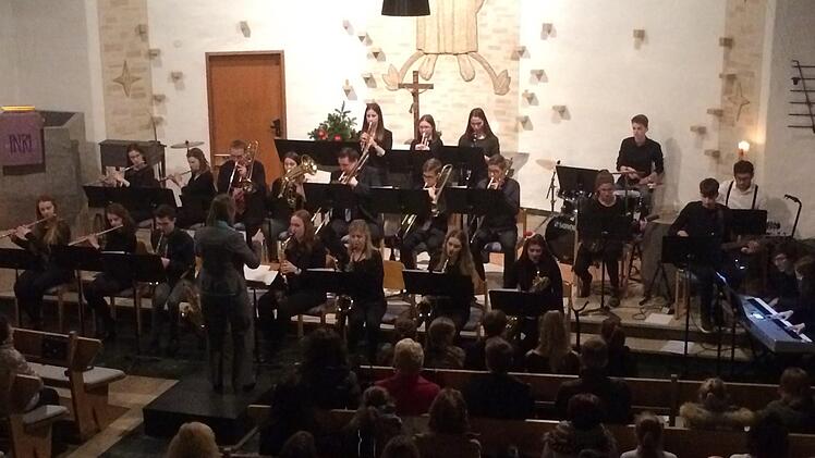 Die BigBand unter der Leitung von Barbara Bieber beim Weihnachtskonzert des Franz-Miltenberger-Gymnasiums Bad Brückenau.Rudolf Will