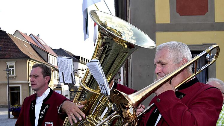 Es scheint so, als ob der Trommler die Ventile der Tuba bedient. Foto: Andreas Welz